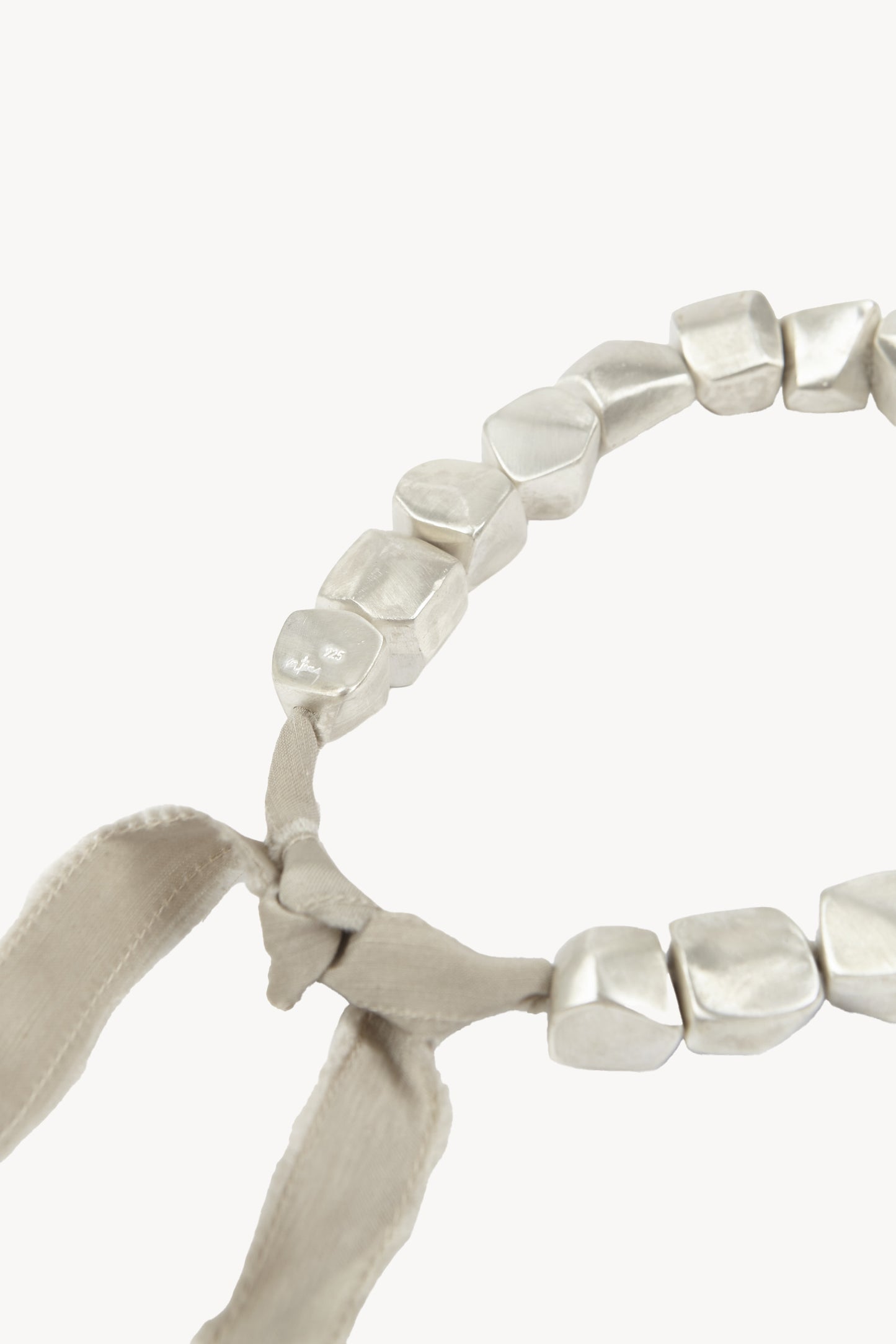 Lapis, collar en plata y seda