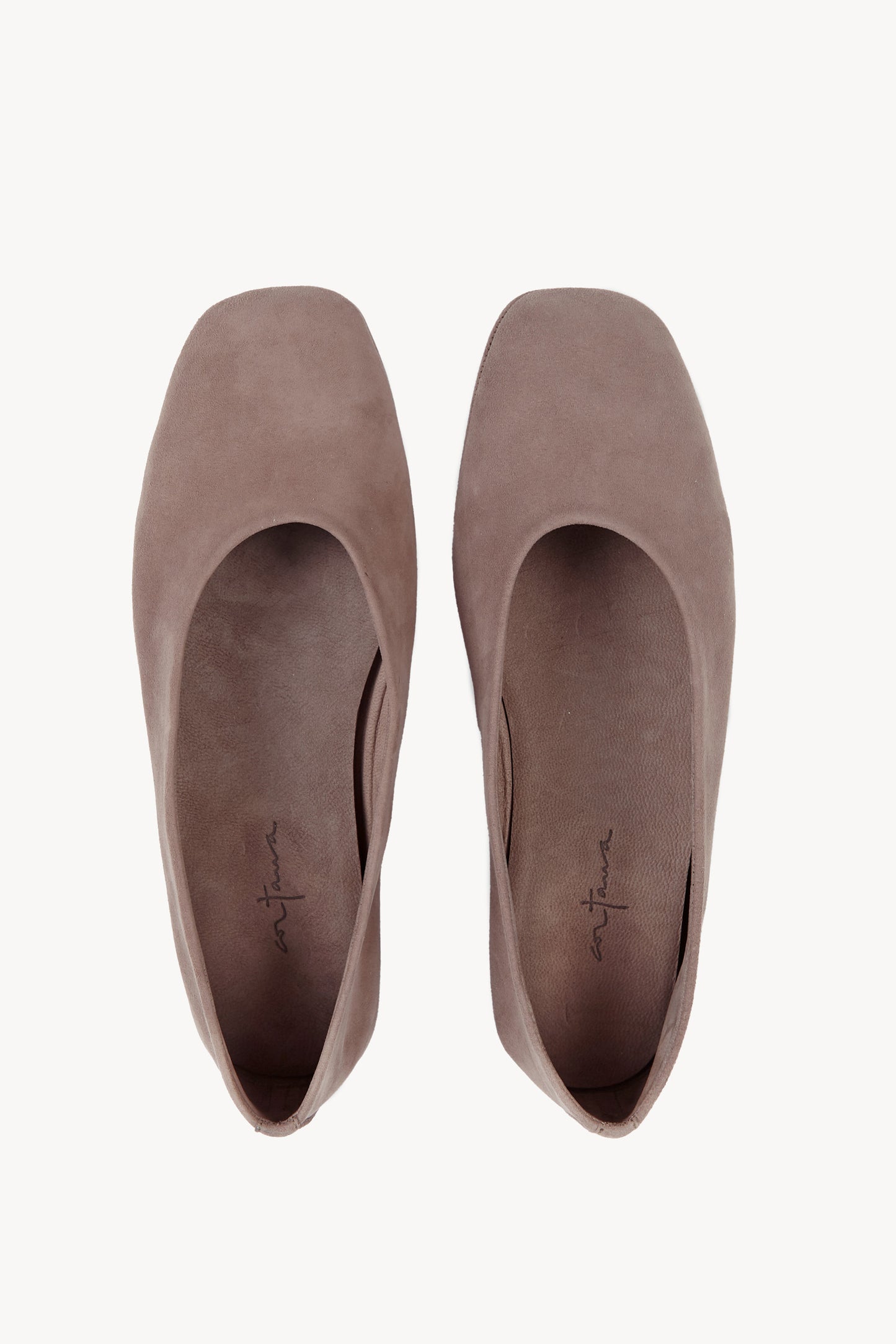 Lara, bailarina de ante cacao