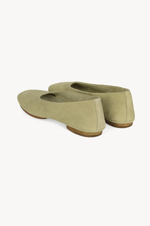 Lara, bailarina de ante verde