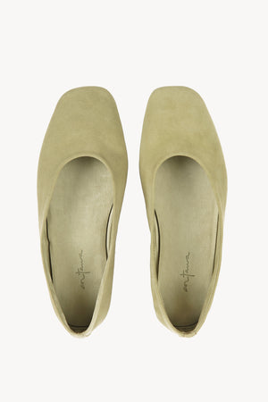 Lara, bailarina de ante verde