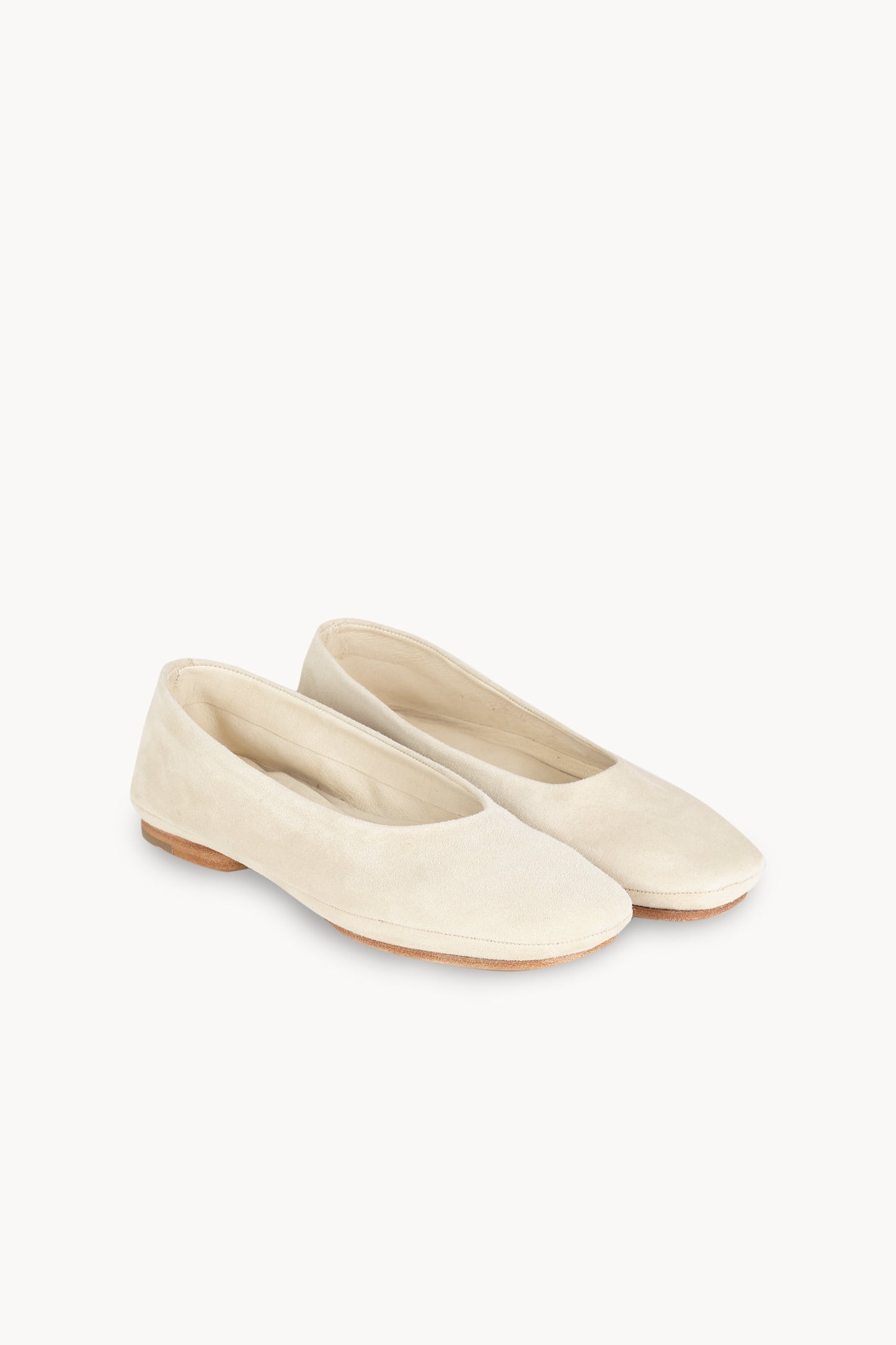 Lara, bailarina de ante marfil