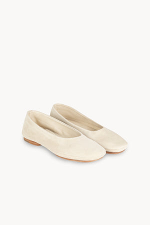 Lara, bailarina de ante marfil