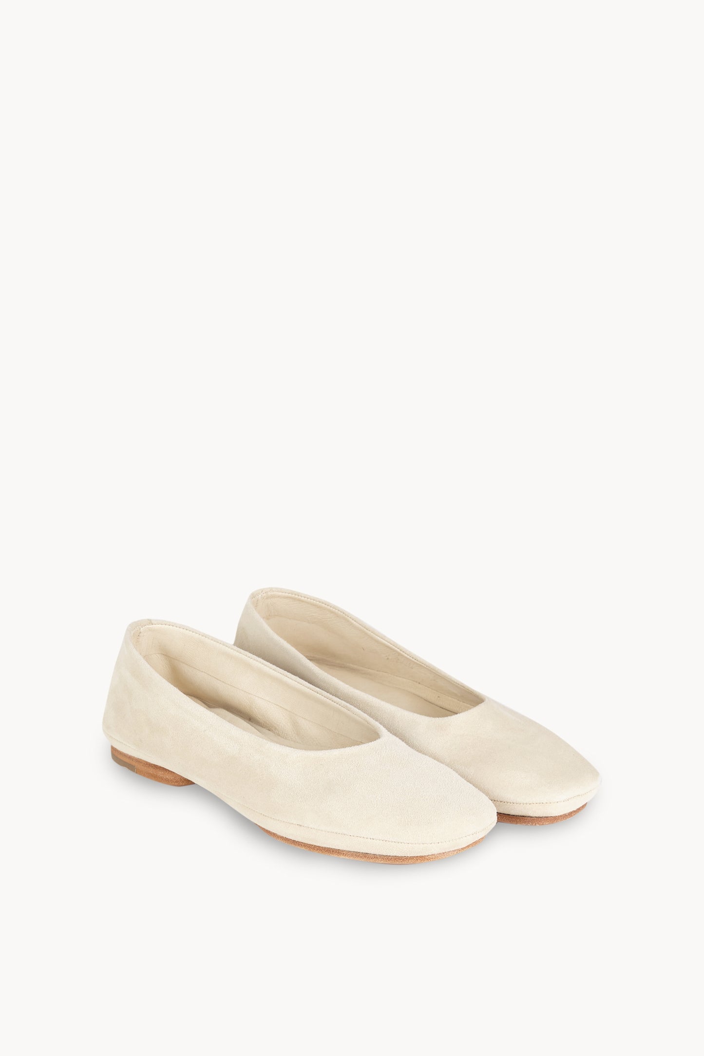 Lara, bailarina de ante marfil