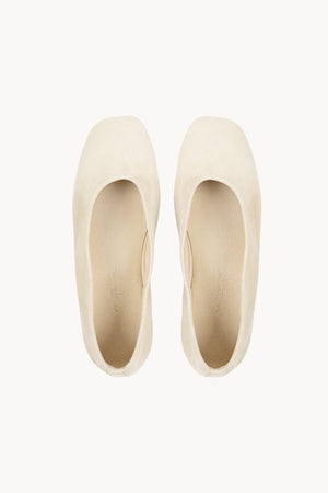 Lara, bailarina de ante marfil