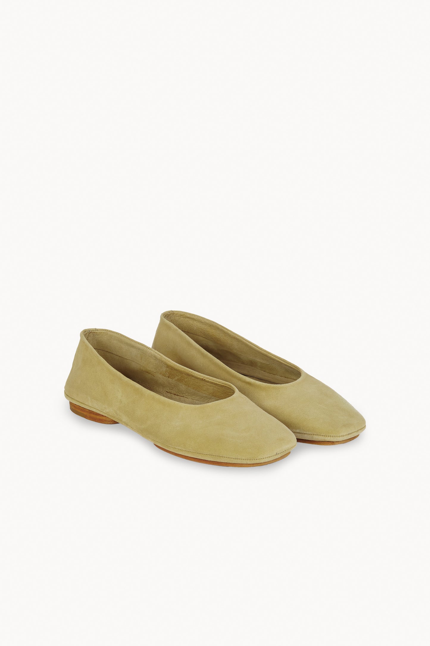 Lara, bailarina de ante kaki claro