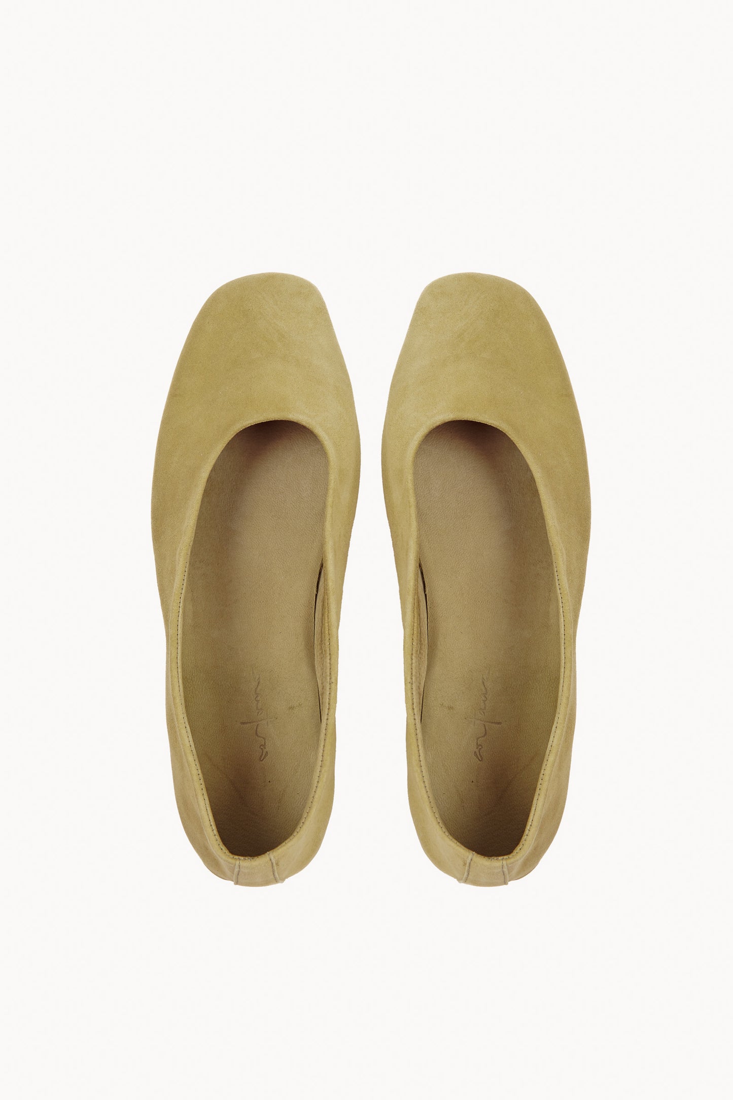 Lara, bailarina de ante kaki claro