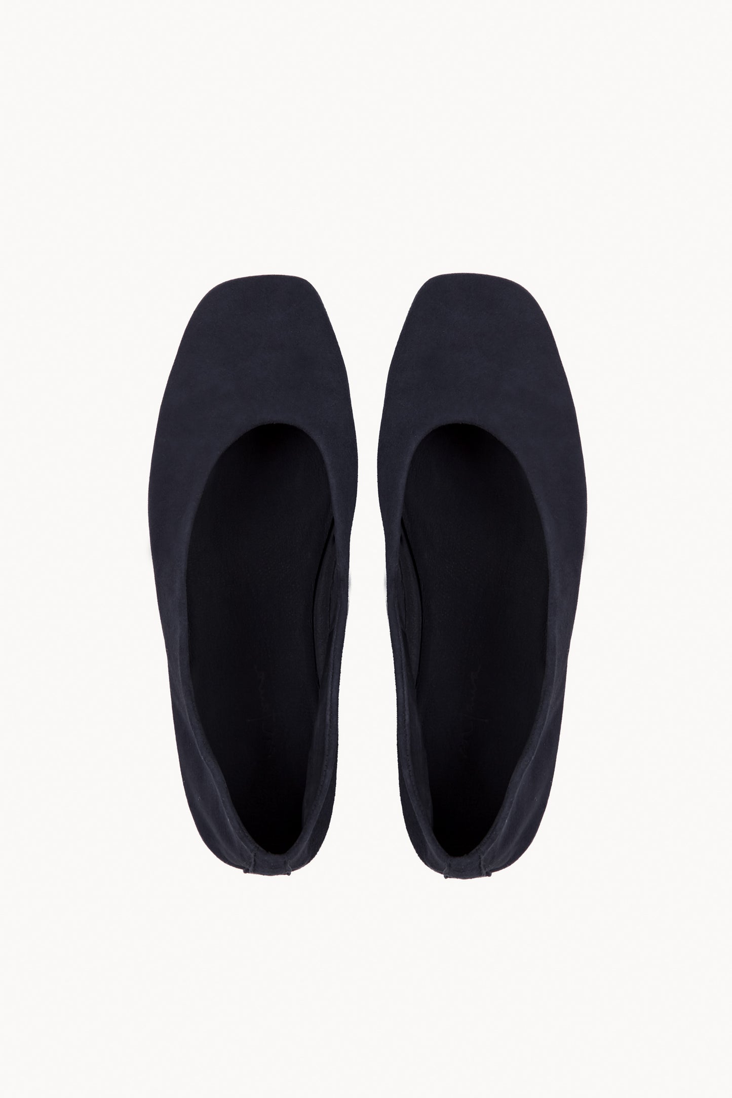 Lara, bailarina de ante azul marino