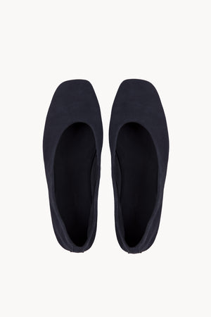 Lara, bailarina de ante azul marino