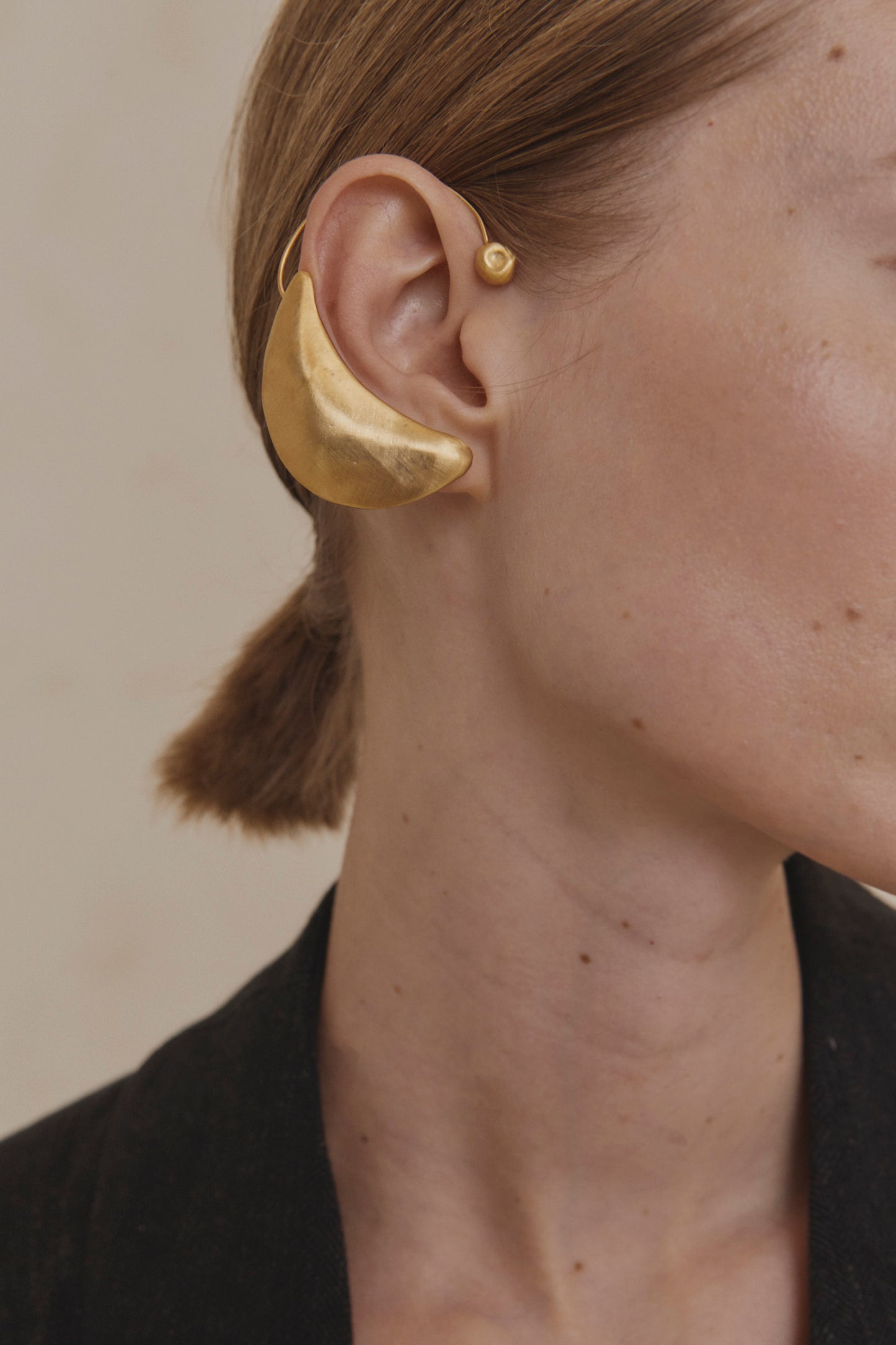 Leuksna, golden earcuff