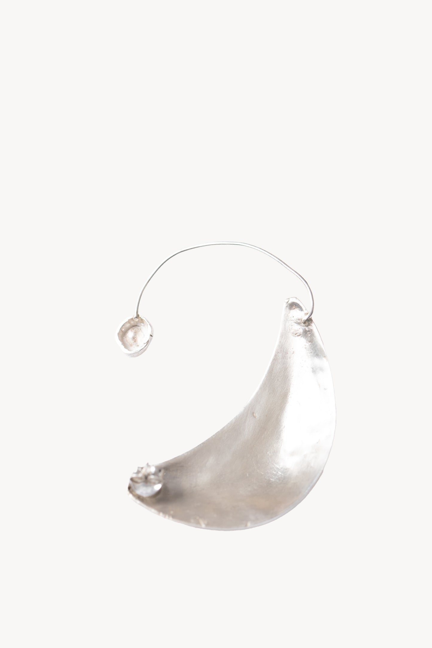 Leuksna, pendiente earcuff en plata