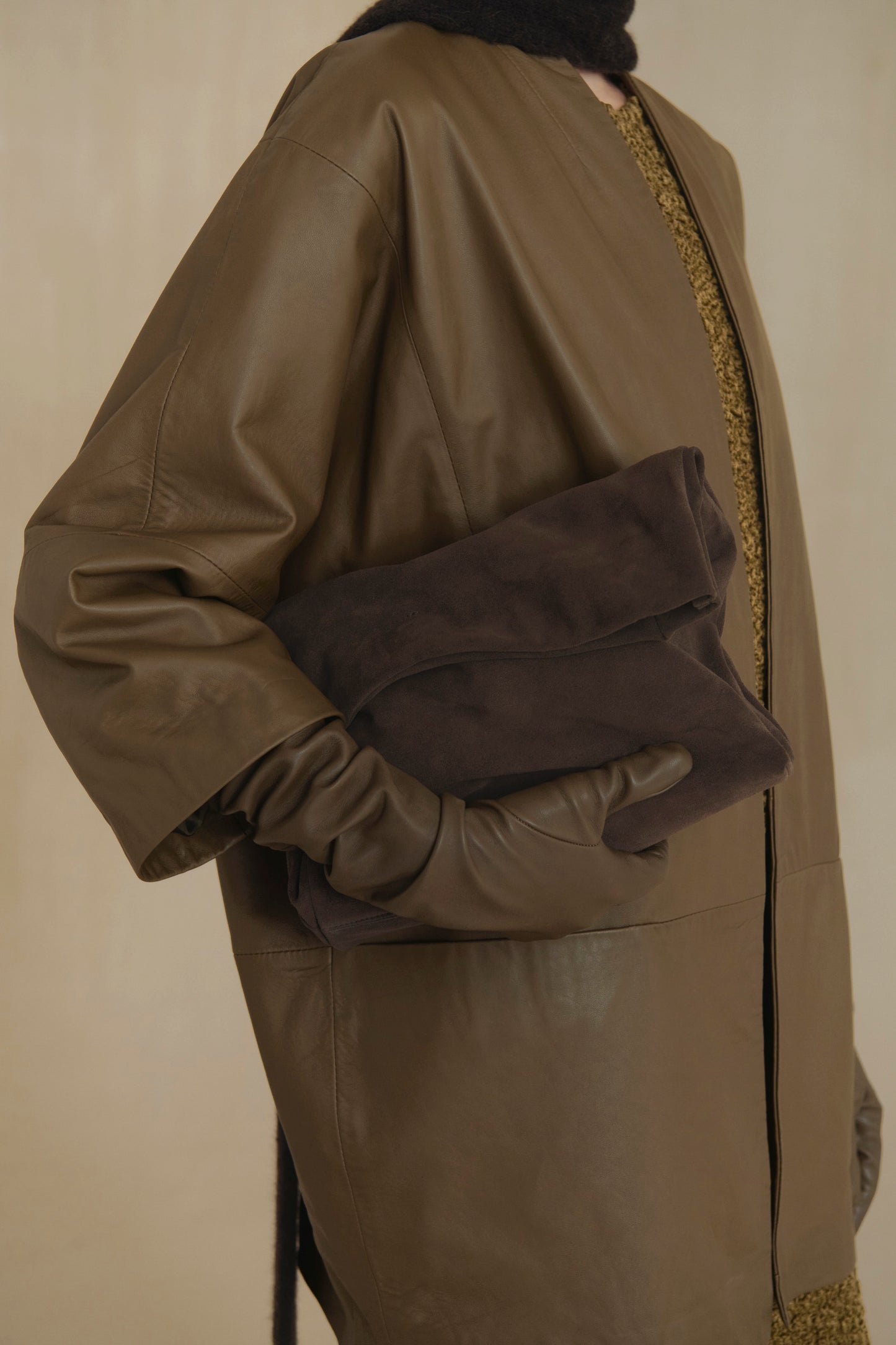 Jin, khaki leather gloves
