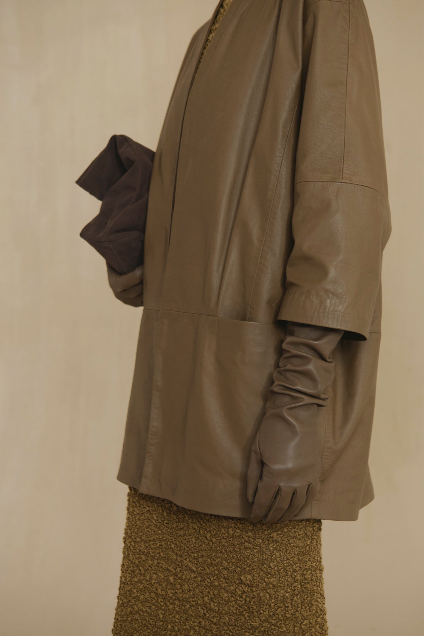 Jin, khaki leather gloves