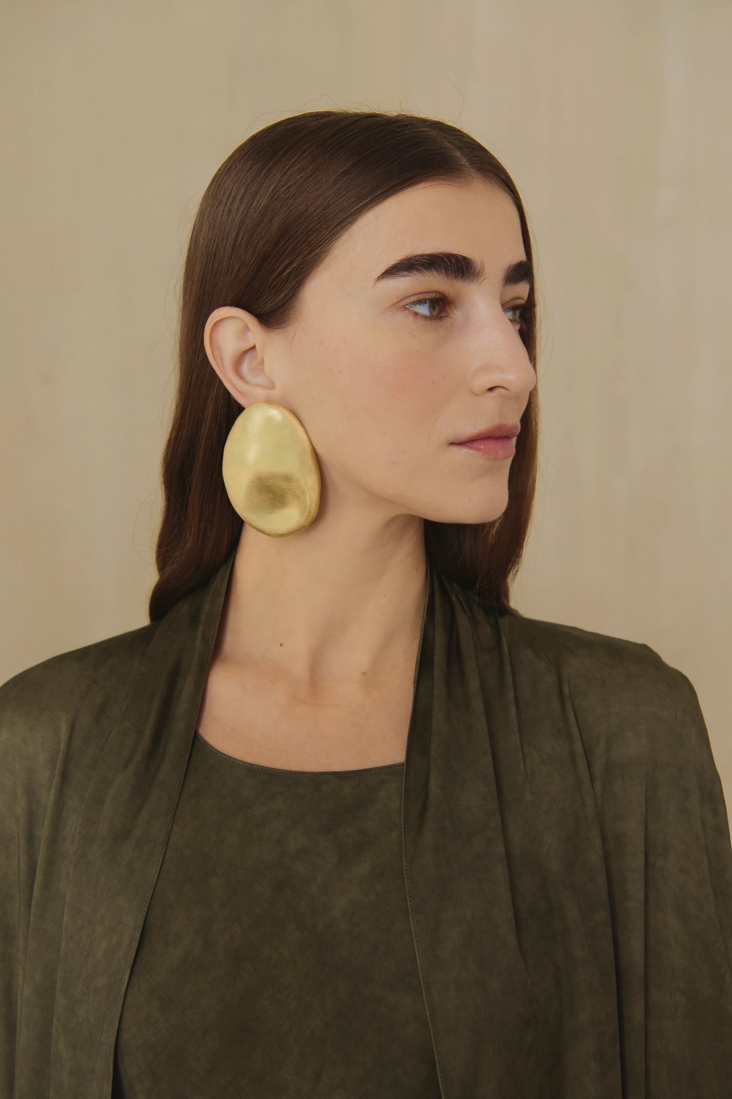 Lucia L izda, pendiente dorado
