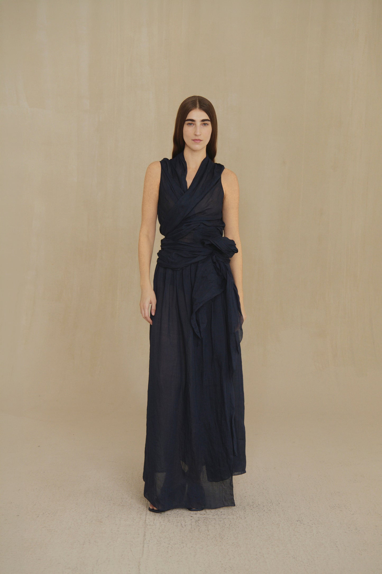 Mar, vestido cruzado de ramio azul marino