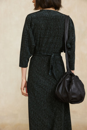 Mara, vestido envolvente de seda bornite print