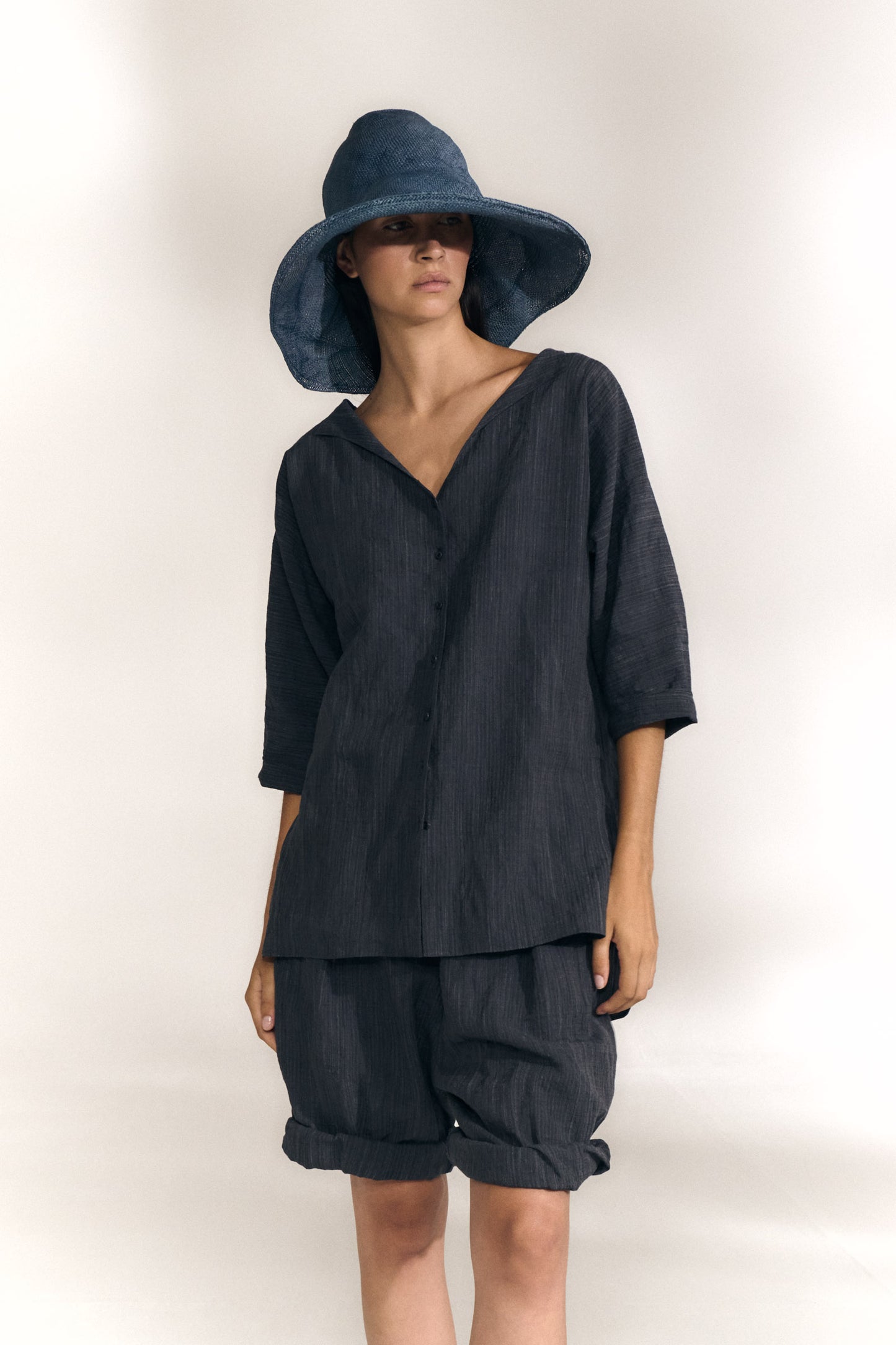 Marina, camisa oversize denim oscuro