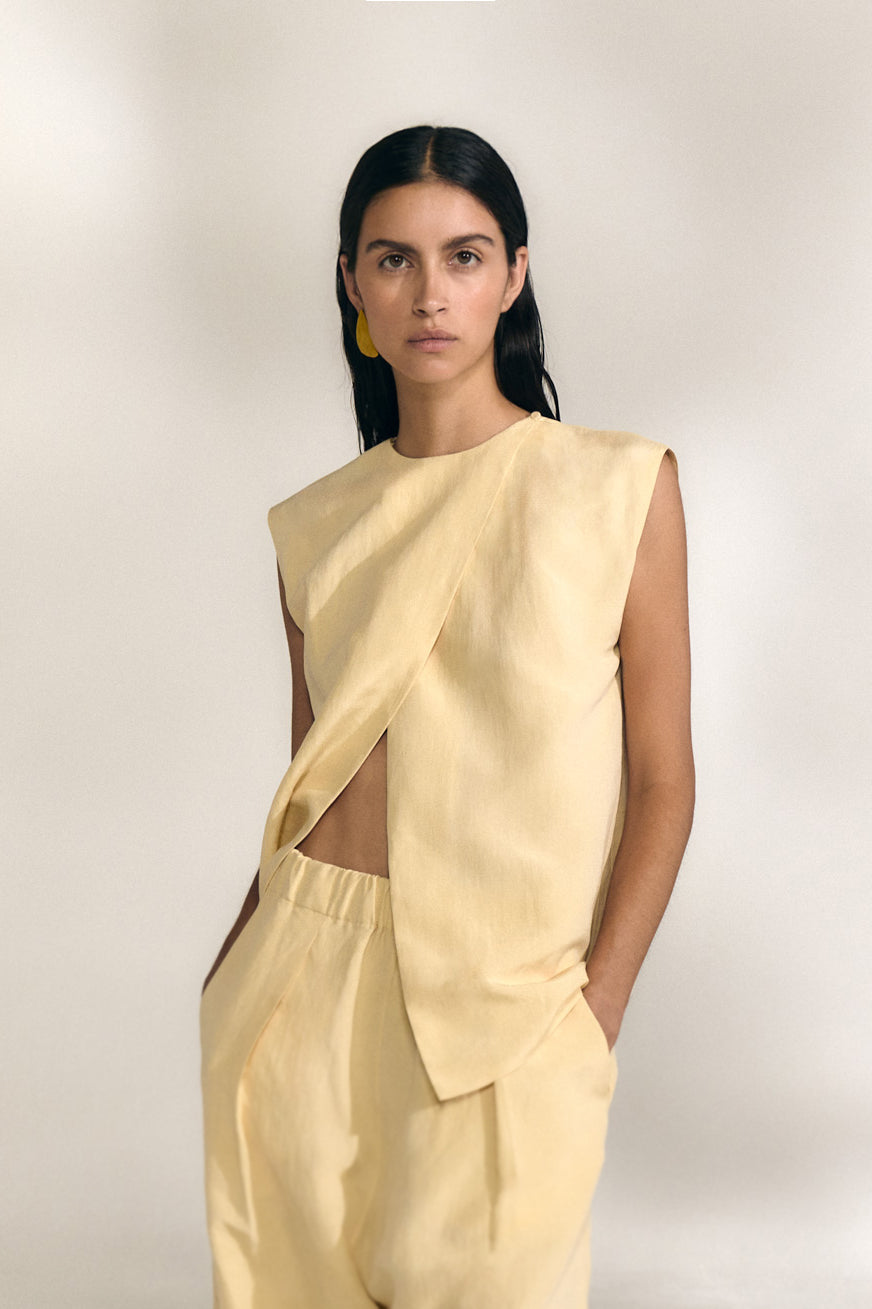 Mel, top de lino y seda beige mares