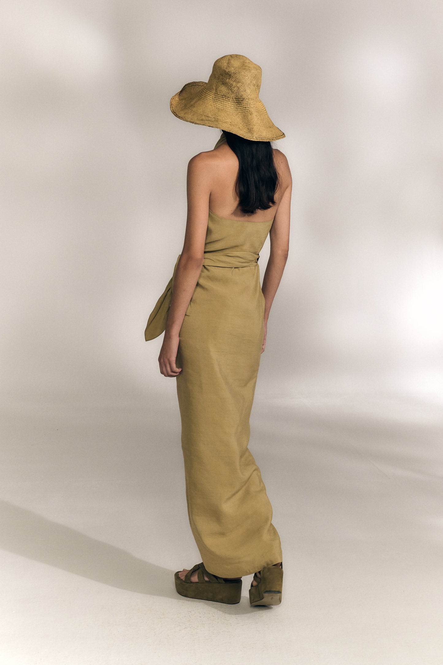 Mona, vestido de lino y seda kaki claro