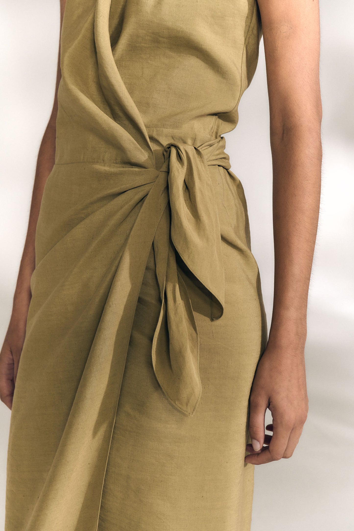 Mona, vestido de lino y seda kaki claro