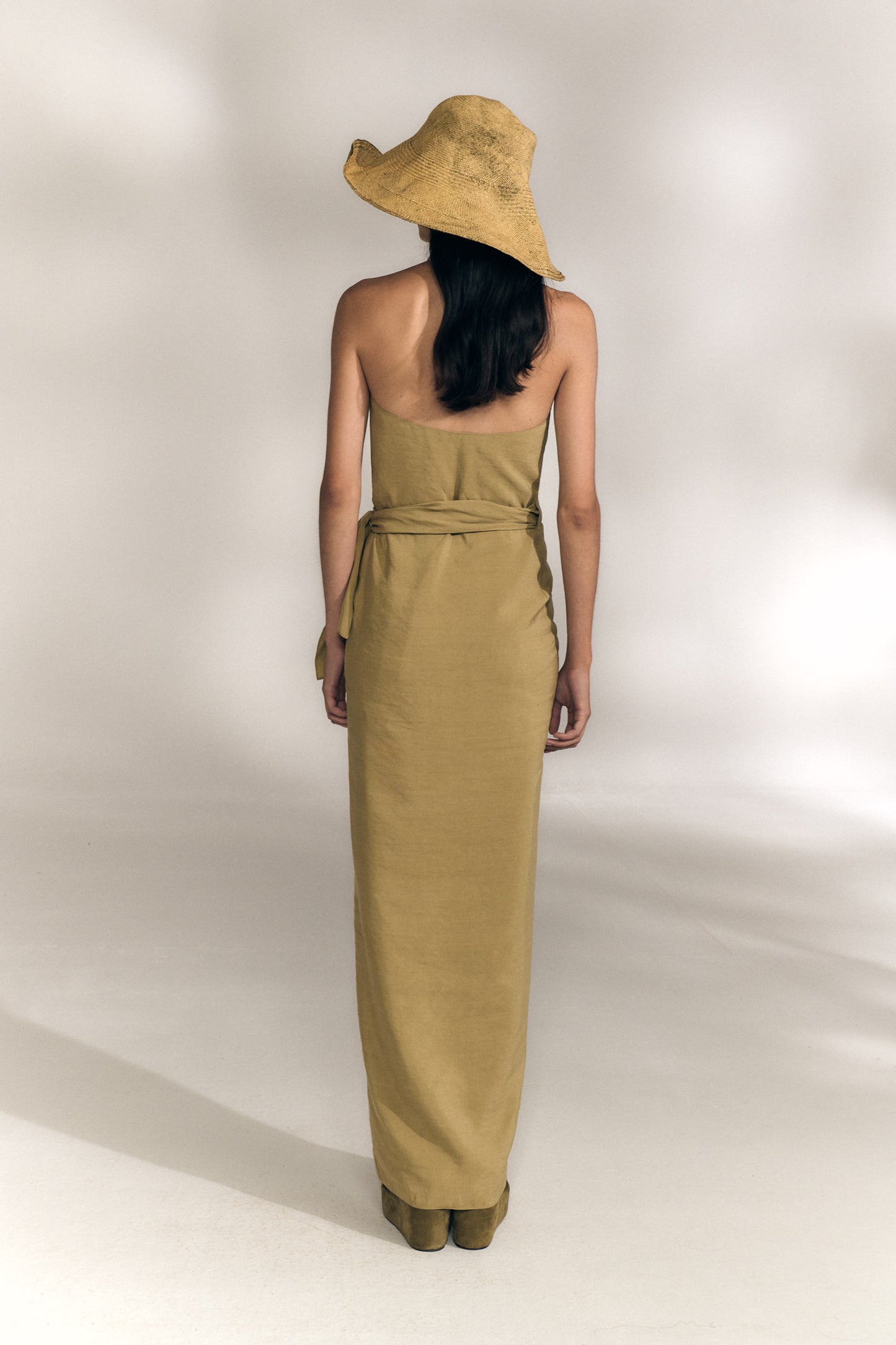 Mona, vestido de lino y seda kaki claro