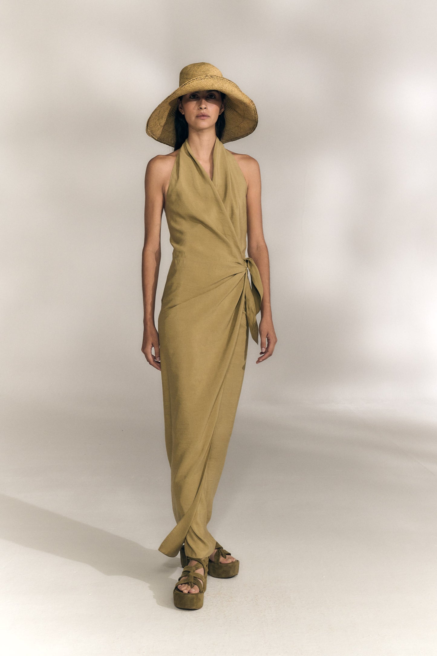 Mona, vestido de lino y seda kaki claro