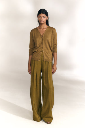 Nora, cardigan de punto de lino verde oliva
