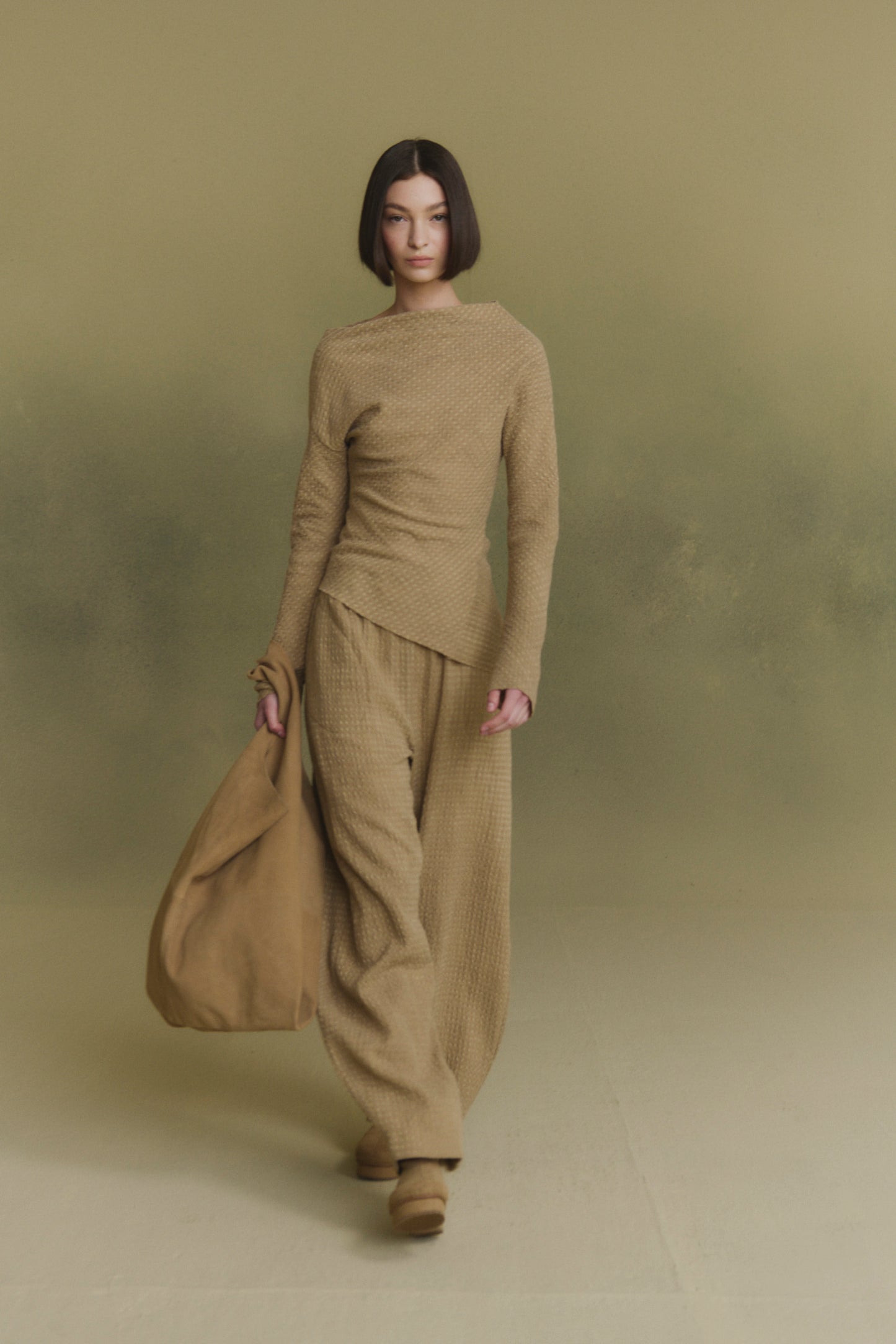 U XL, camel suede bag