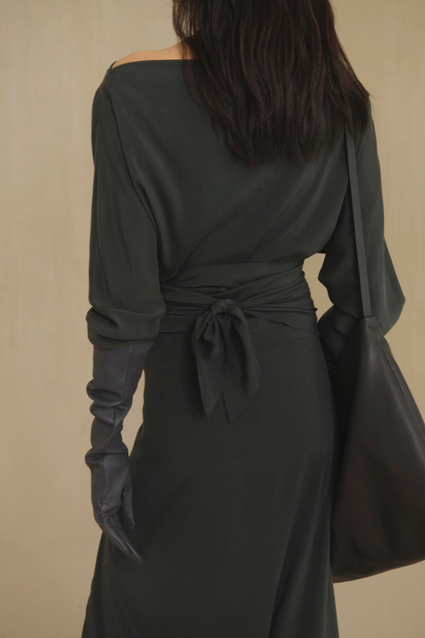 Olvido, vestido de seda stretch verde noche