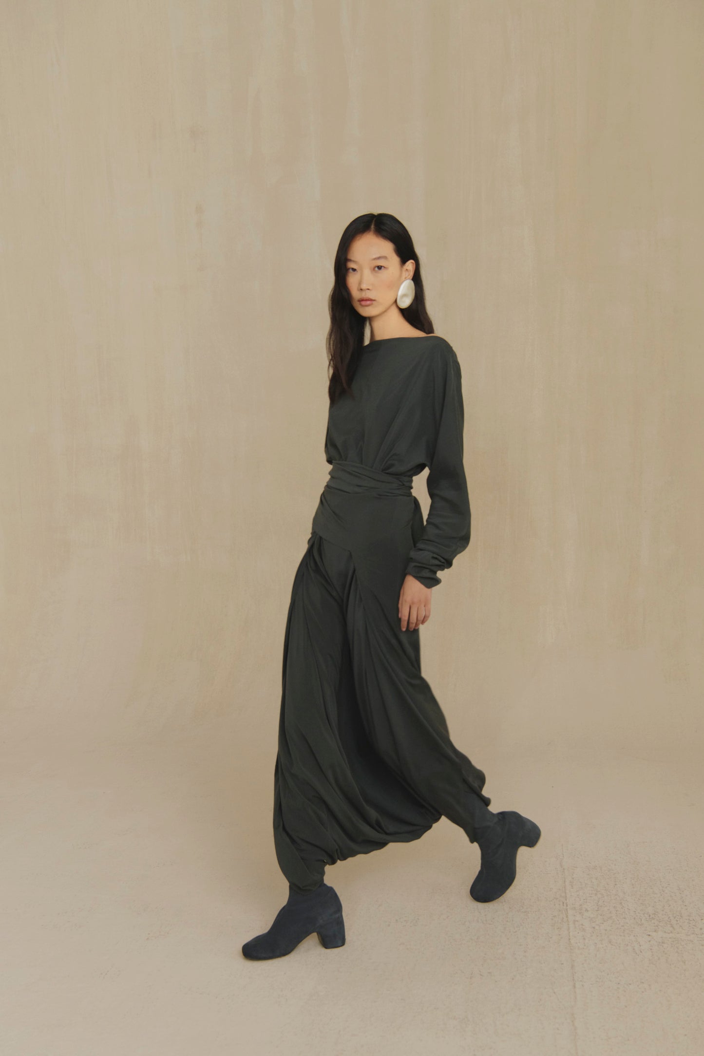 Olvido, vestido de seda stretch verde noche