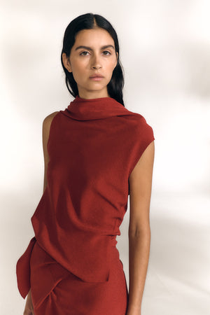 Onara, vestido largo de seda stretch rojo carmin