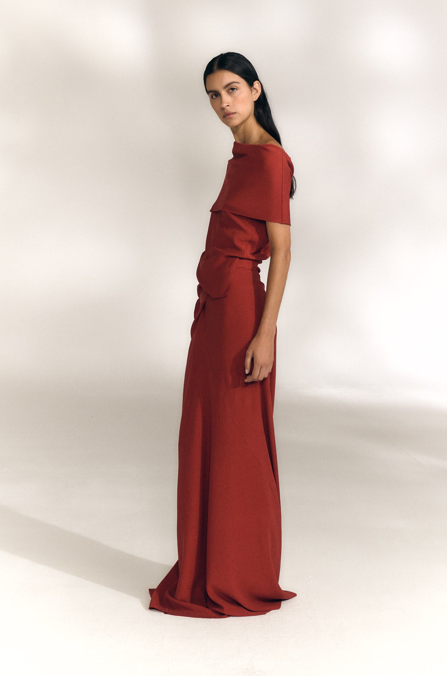 Onara, vestido largo de seda stretch rojo carmin