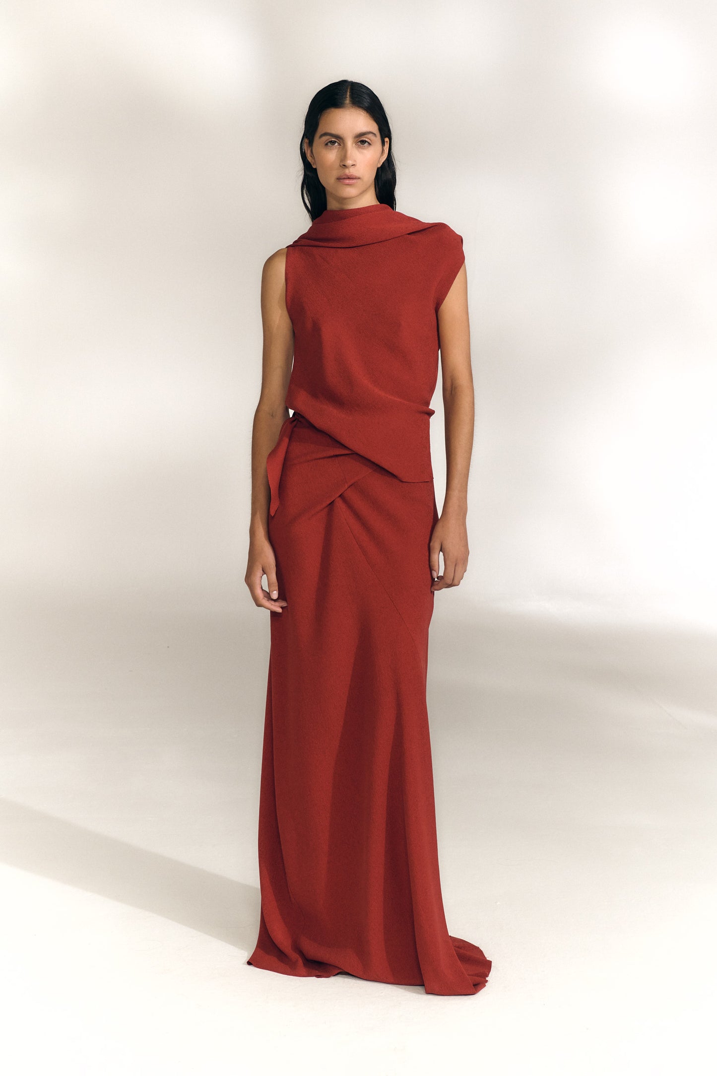 Onara, vestido largo de seda stretch rojo carmin