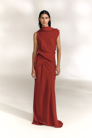 Onara, vestido largo de seda stretch rojo carmin