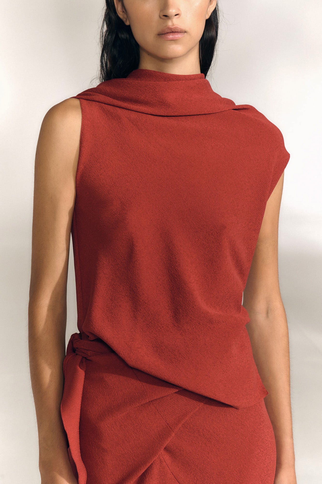 Onara, vestido largo de seda stretch rojo carmin