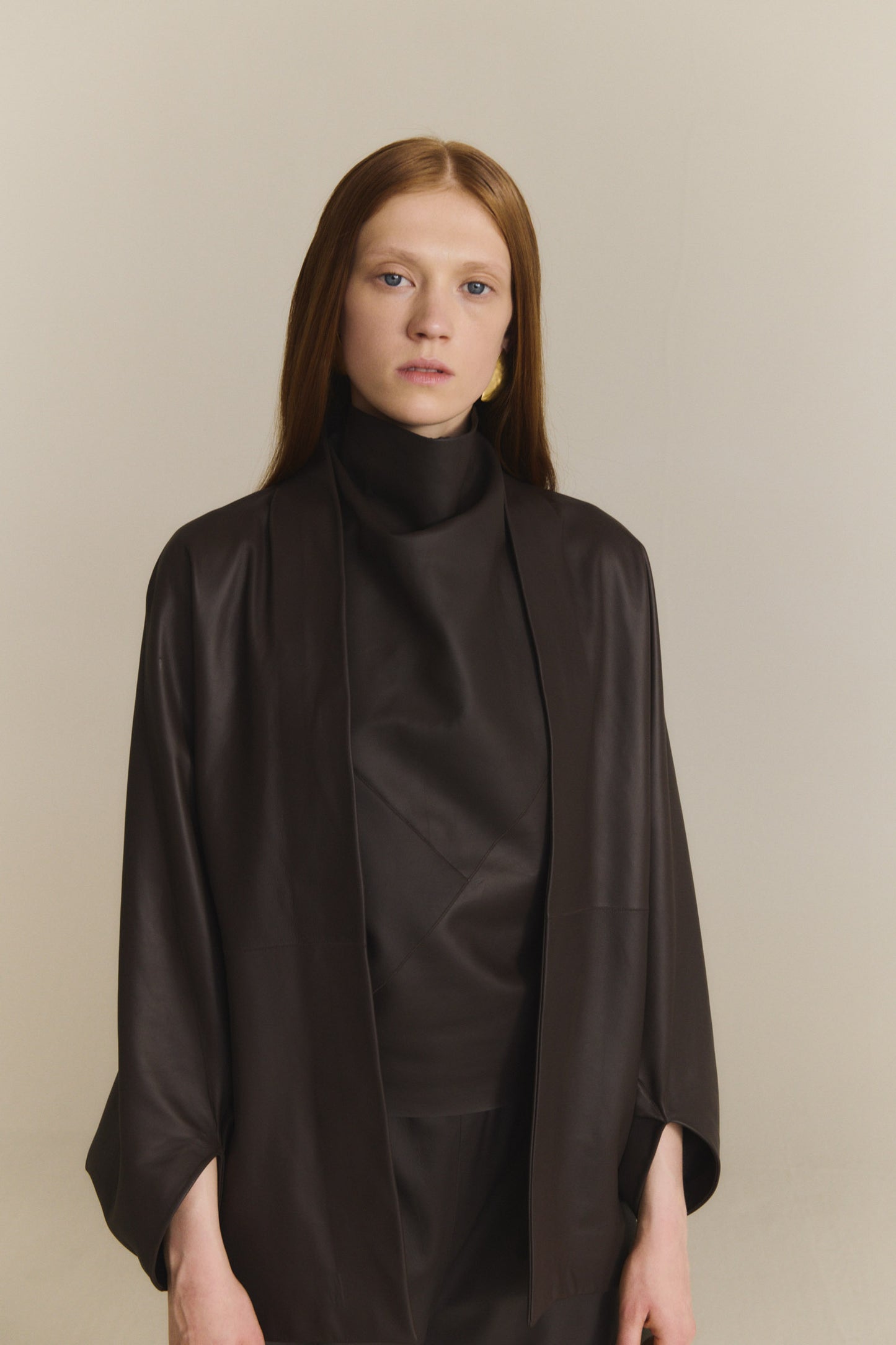 Opalo, chaqueta kimono de piel marron oscuro