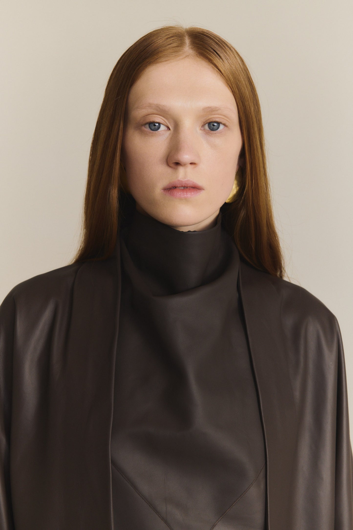 Opalo, chaqueta kimono de piel marron oscuro