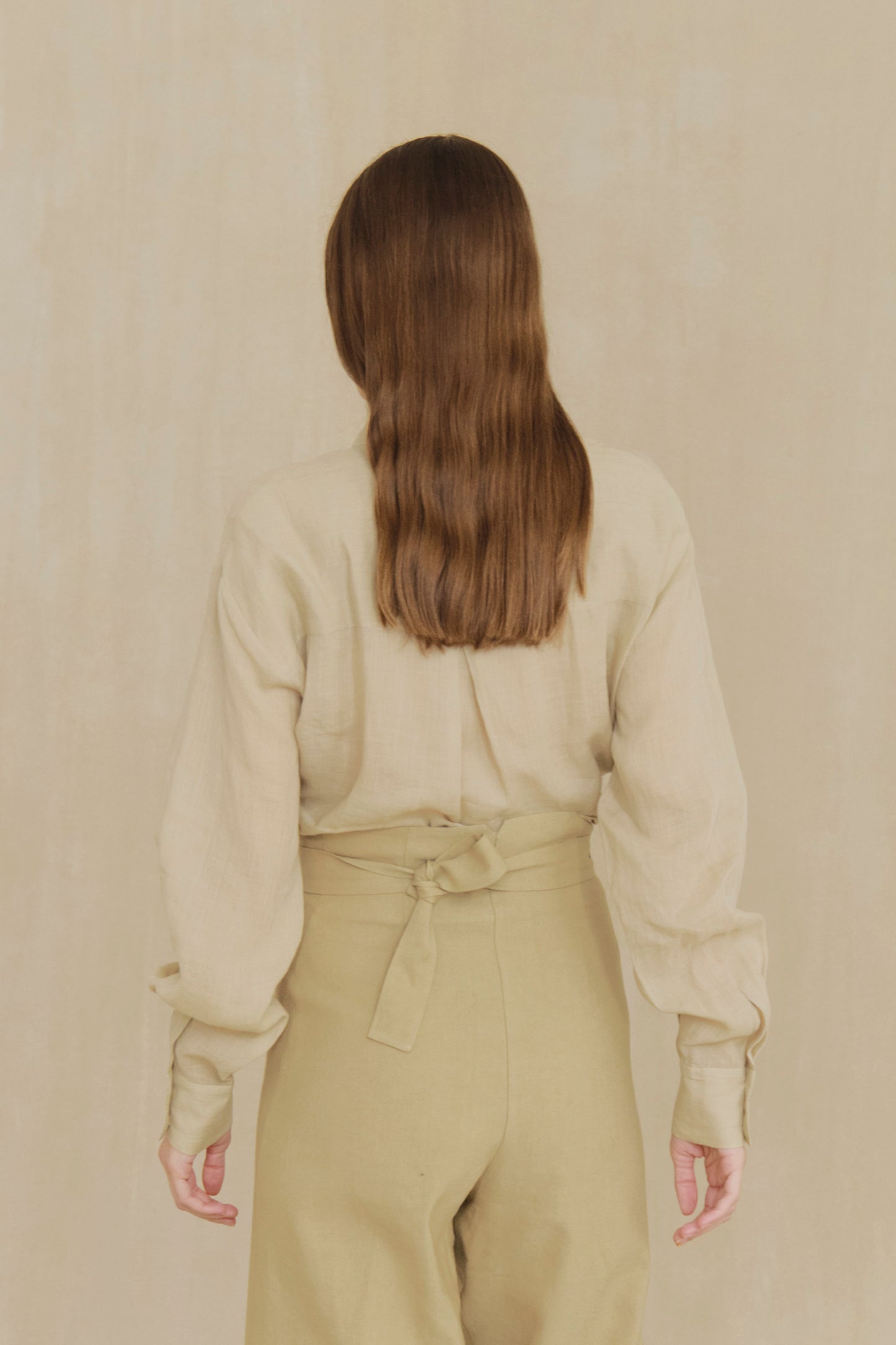 After, pantalon beige de lana virgen y lino