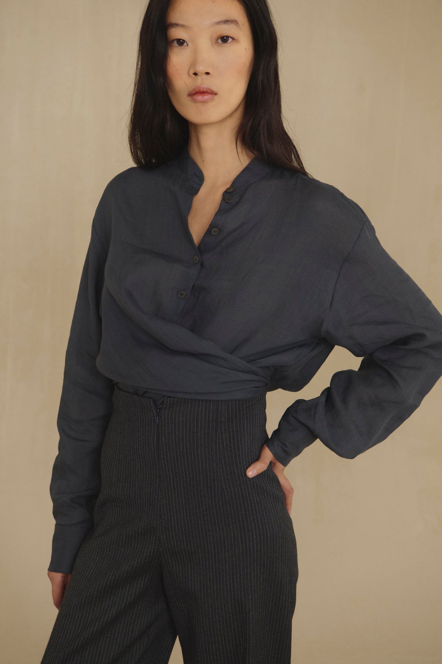 Devenir, pantalon a rayas jacquard azul y gris
