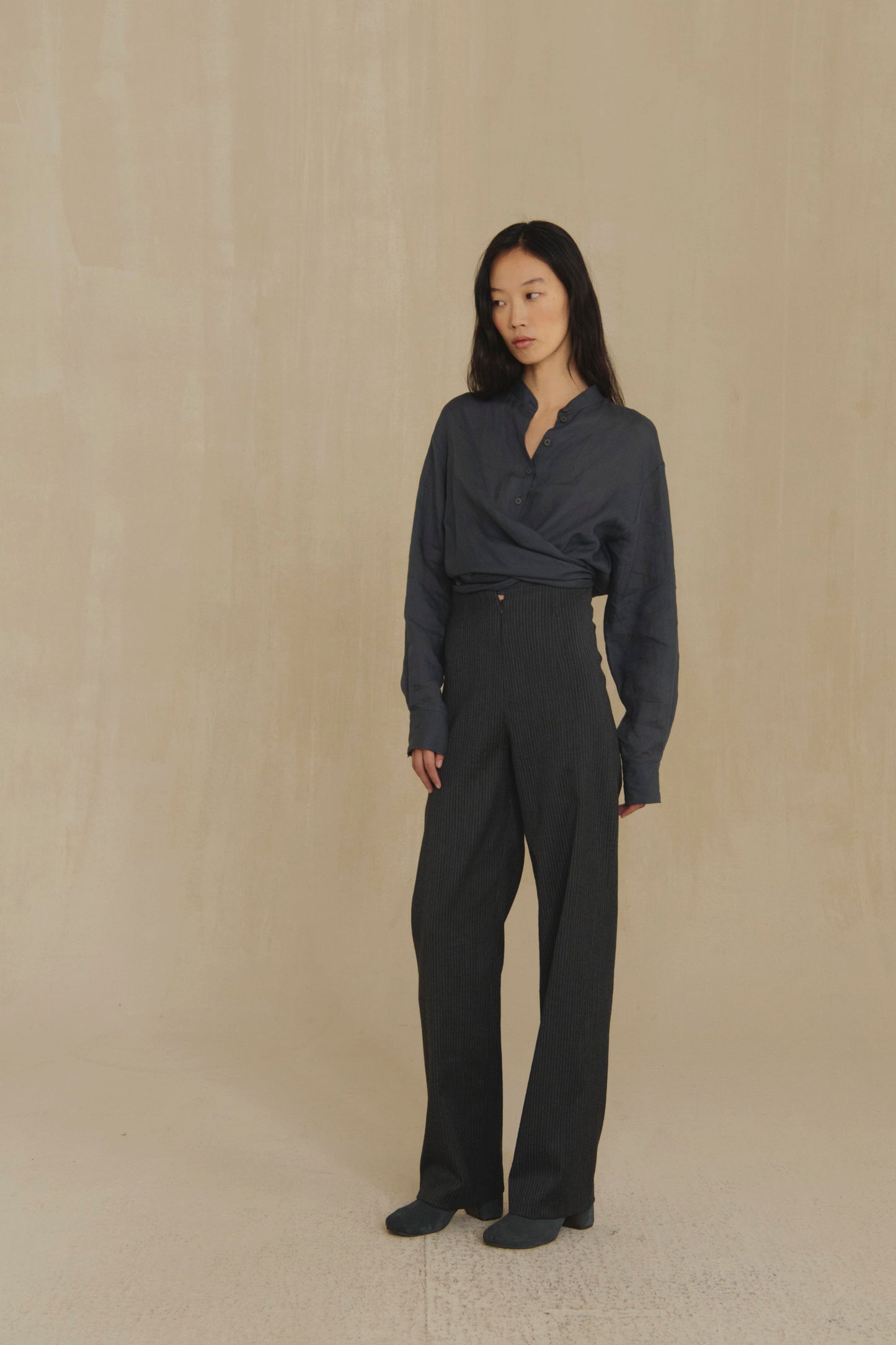Devenir, pantalon a rayas jacquard azul y gris