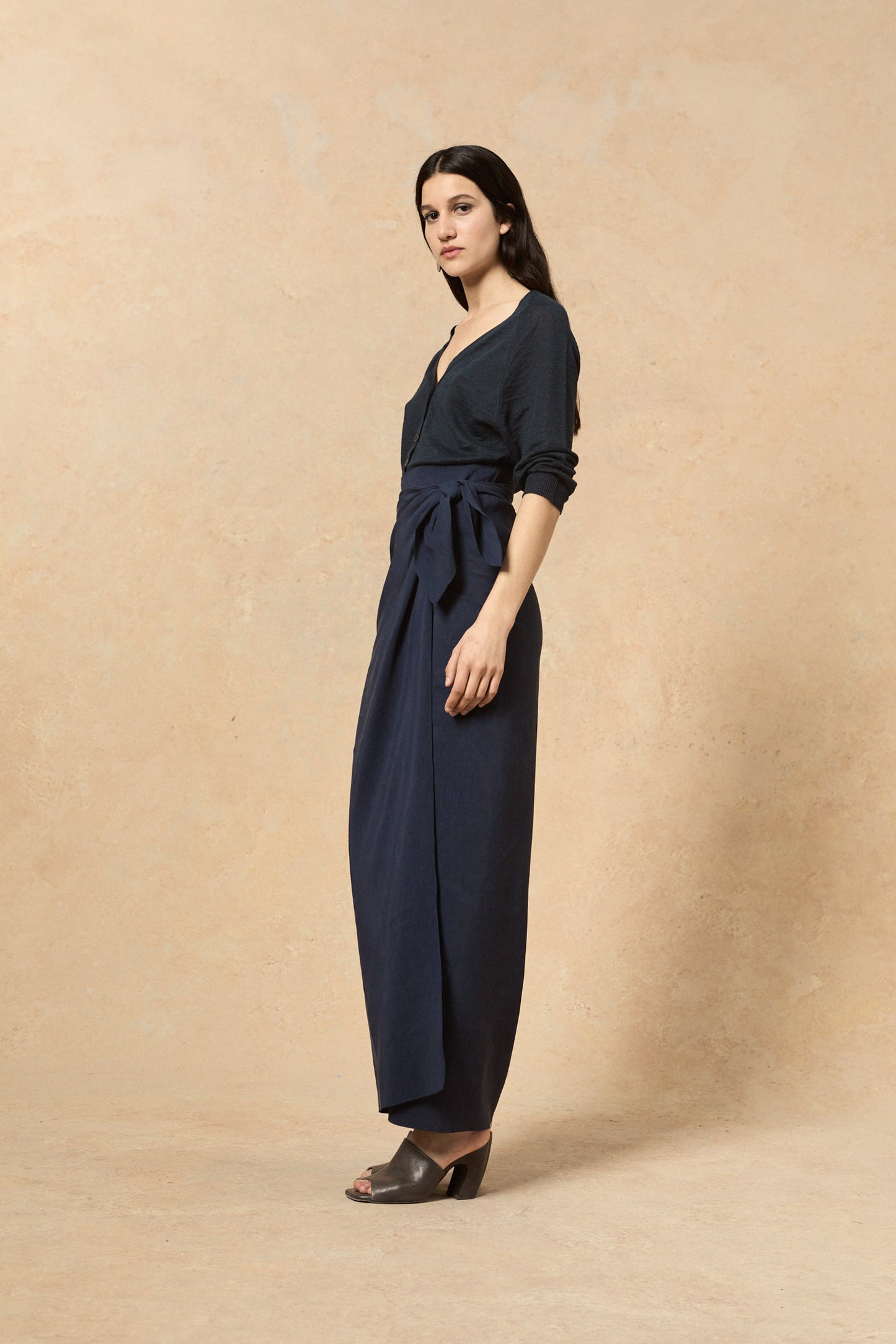 Arco, skirt in deep blue linen and cupro