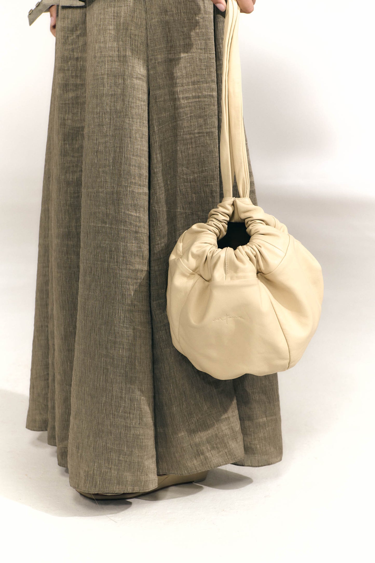 Sack M, sand medium leather bag