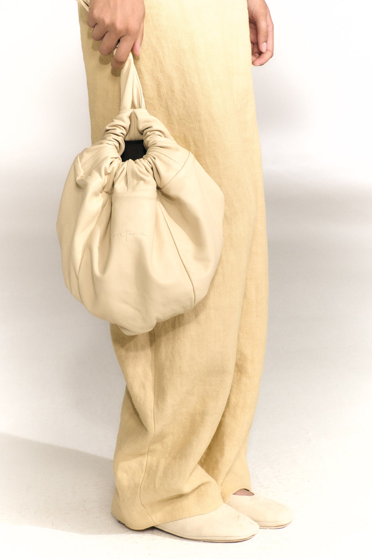 Sack M, sand medium leather bag