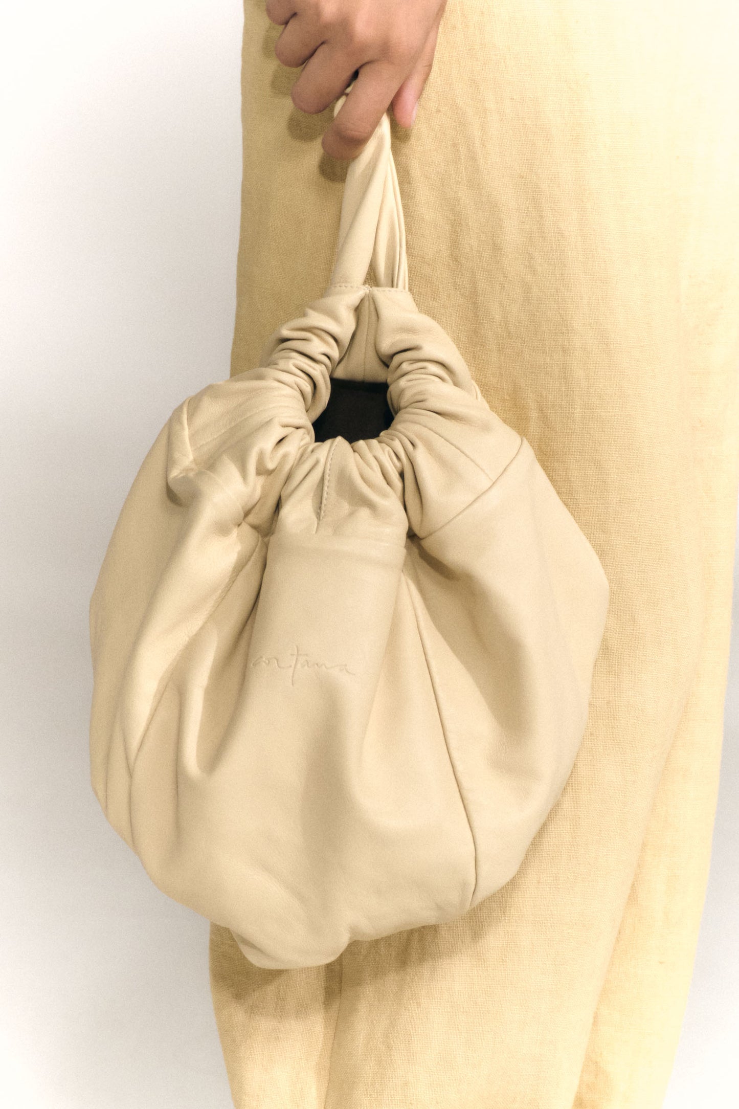 Sack M, sand medium leather bag