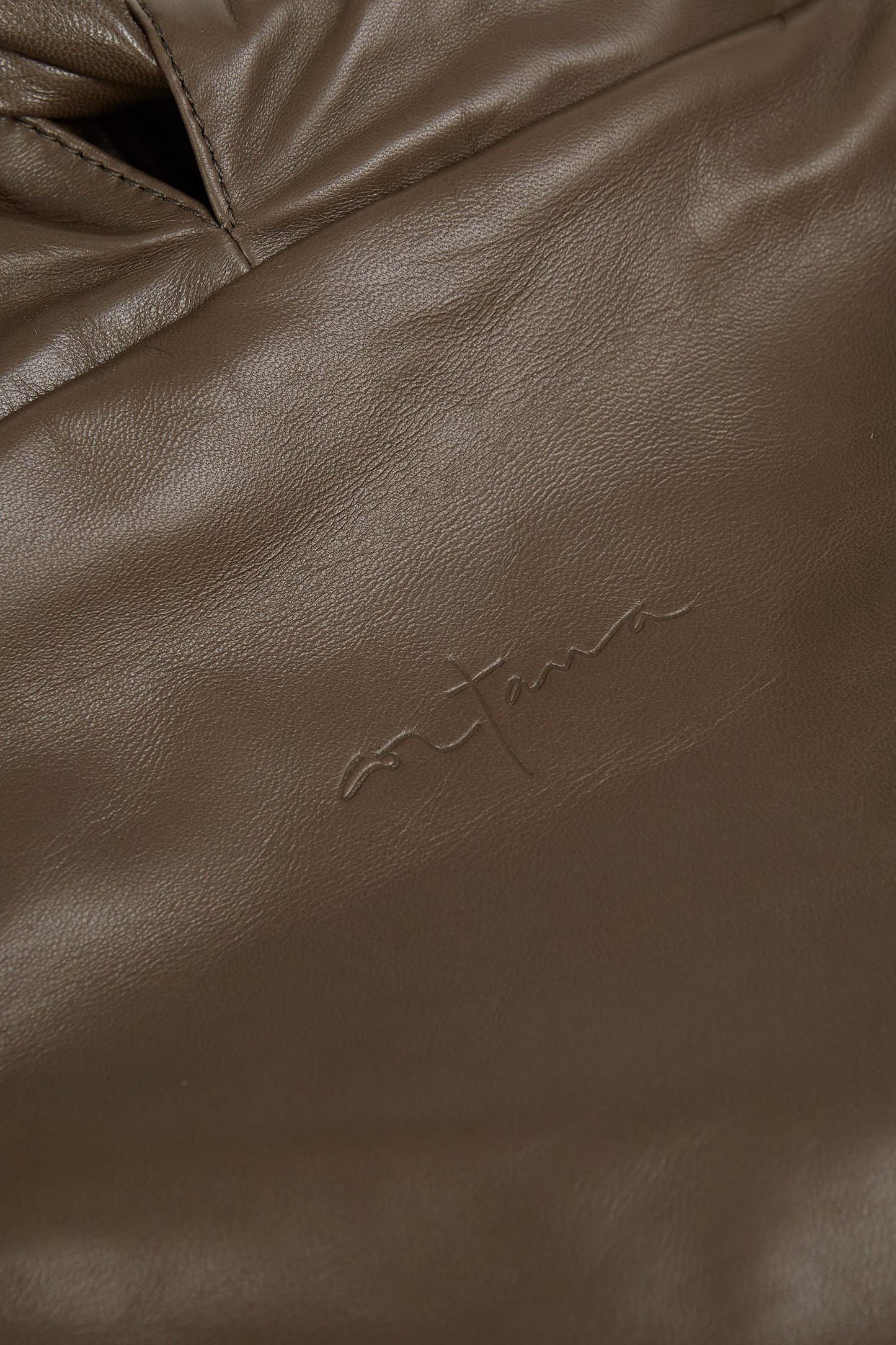 Sack M, bolso mediano de cuero kaki