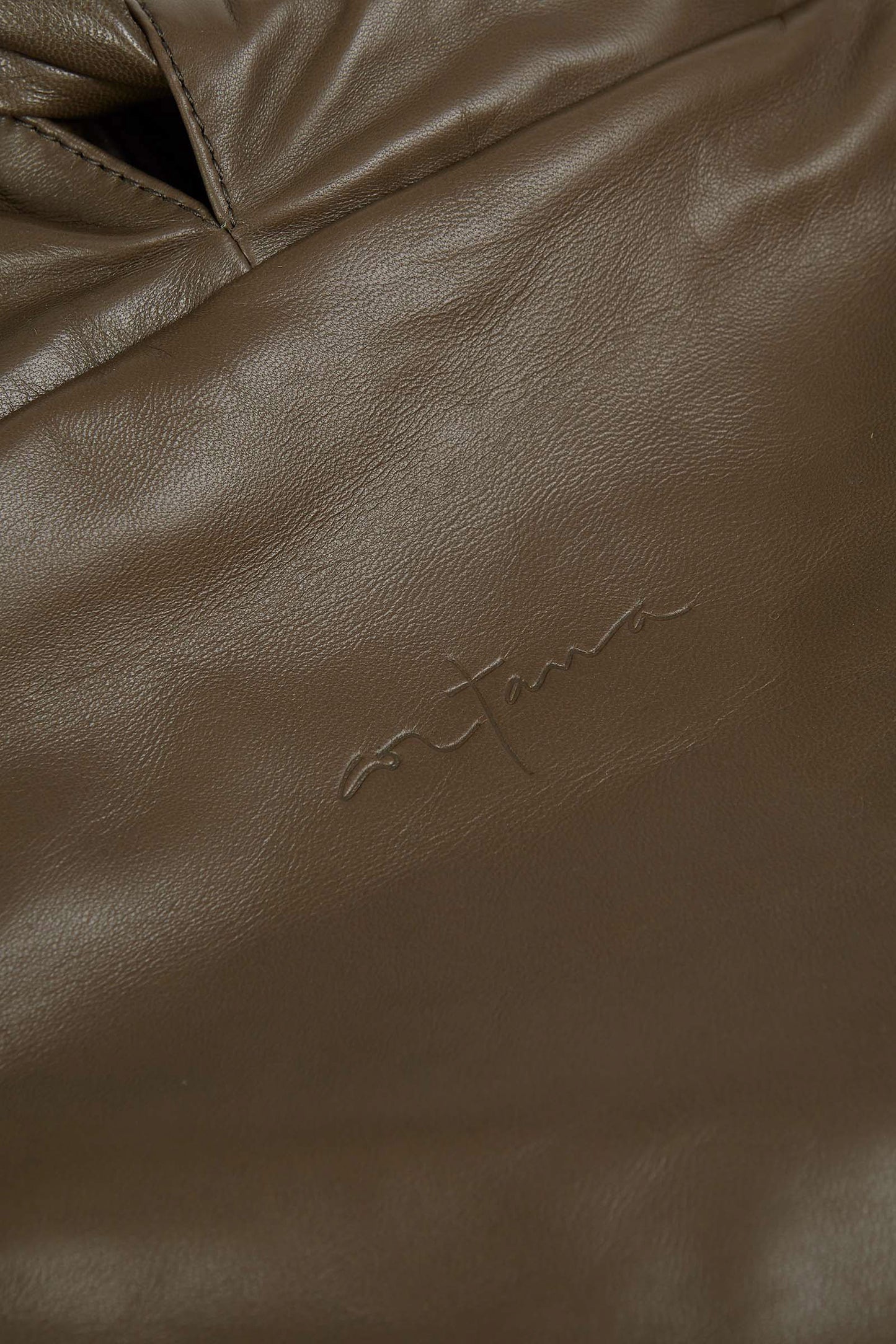 Sack M, bolso mediano de cuero kaki