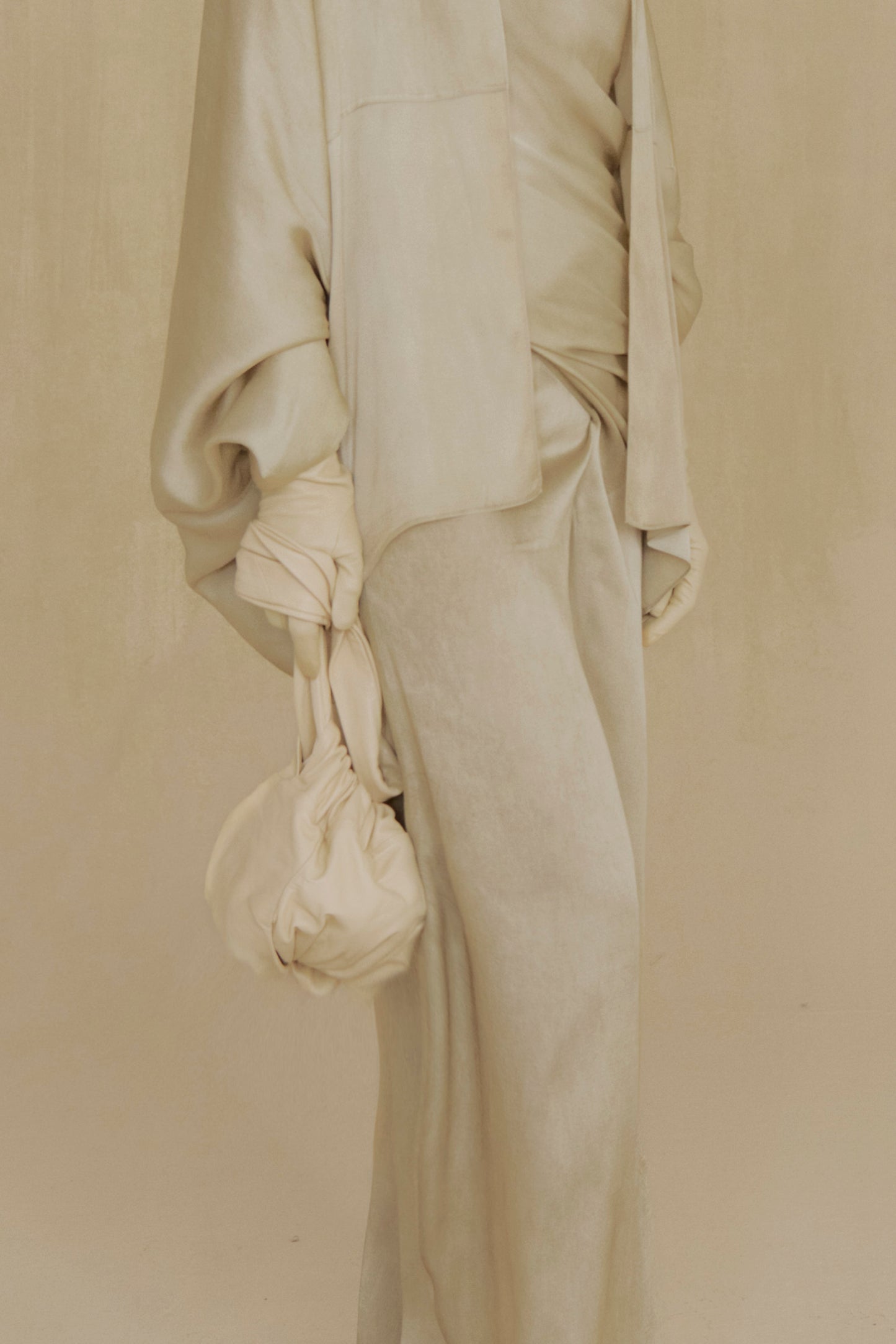 Sack M, sand medium leather bag