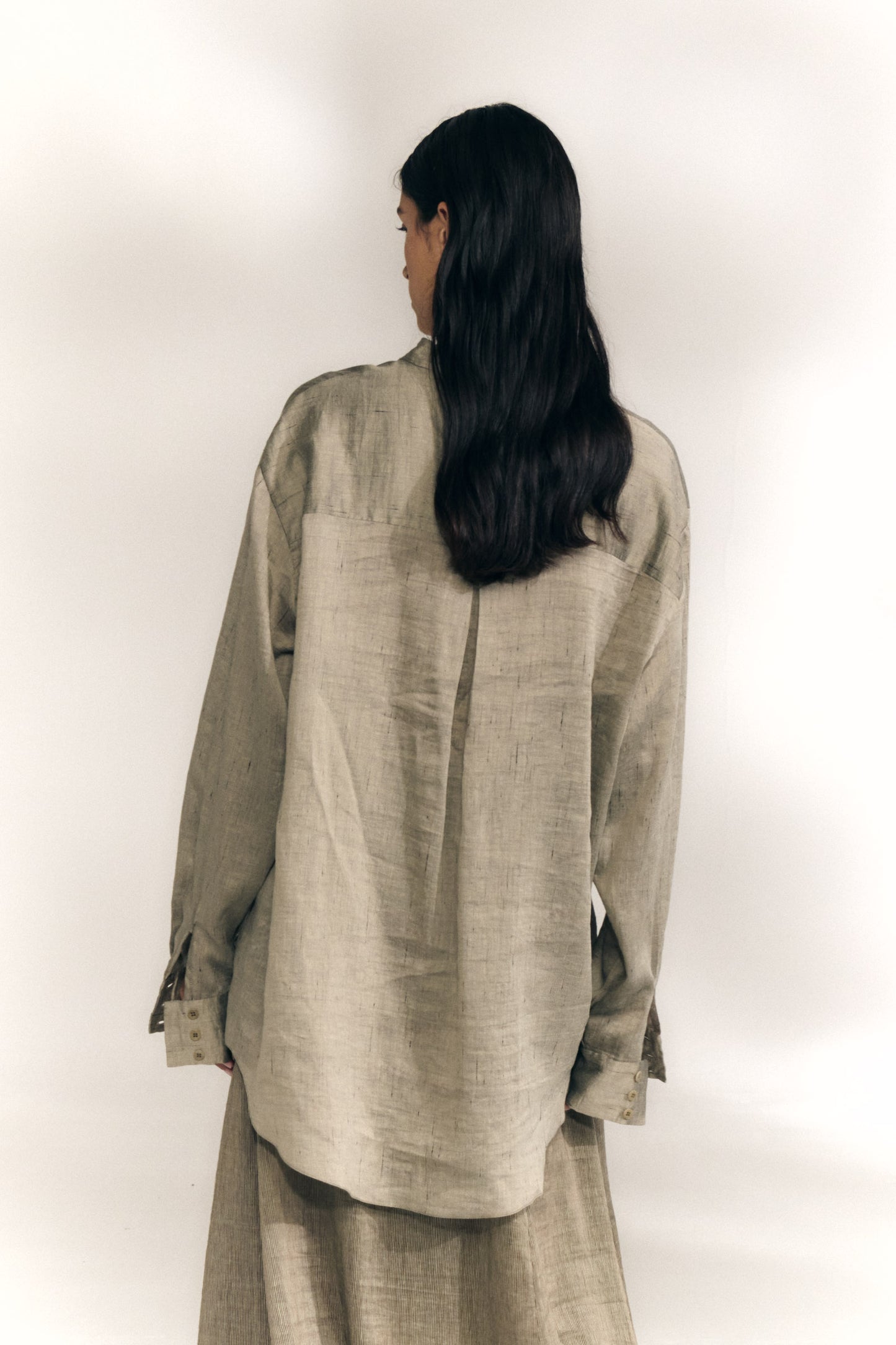 Sal, camisa oversize de lino de rayas gris plata