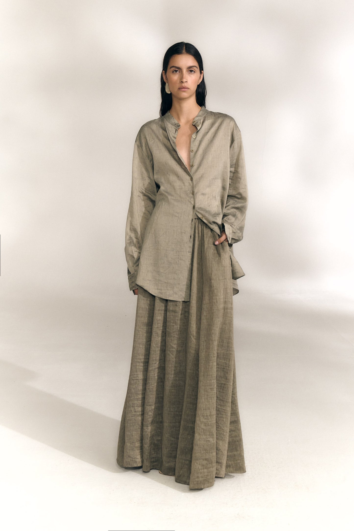 Sal, camisa oversize de lino de rayas gris plata