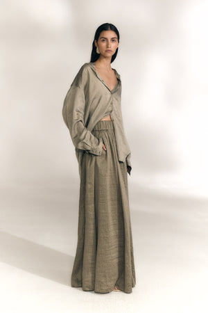 Sal, camisa oversize de lino de rayas gris plata