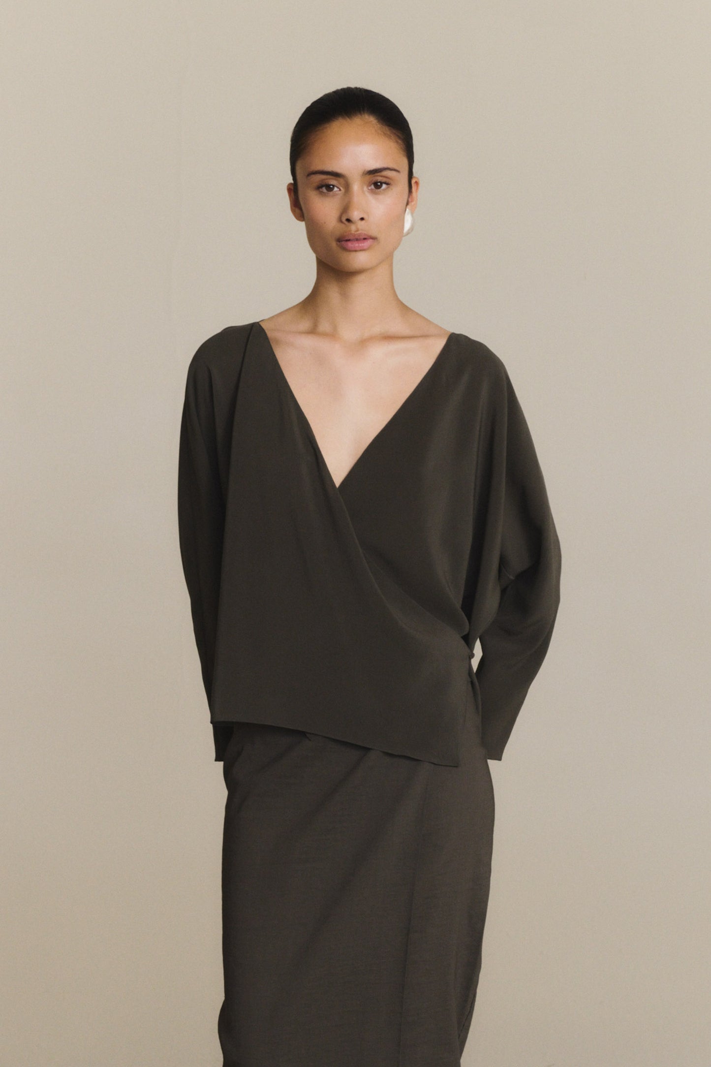 Sara, dark grey crossed silk top